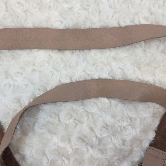 Tan and Cream Travel Bag with Geometric Pattern - Picture 6 of 11